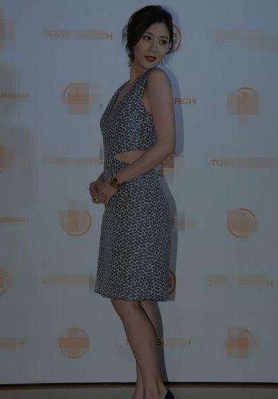 贾静雯太拼了！这种裙子也敢穿，网友：自以为捡便宜修杰楷尴尬了