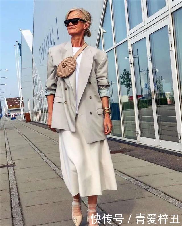 #天蓝色的衣服#女人过了40岁,少穿“花”衣服,多穿这些颜色,时髦减龄又显白