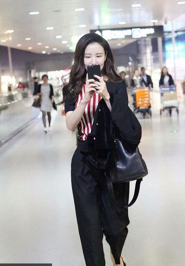 想不到张萌这么瘦!这么窄的裤脚都穿得进去，而且两腿空荡荡的!