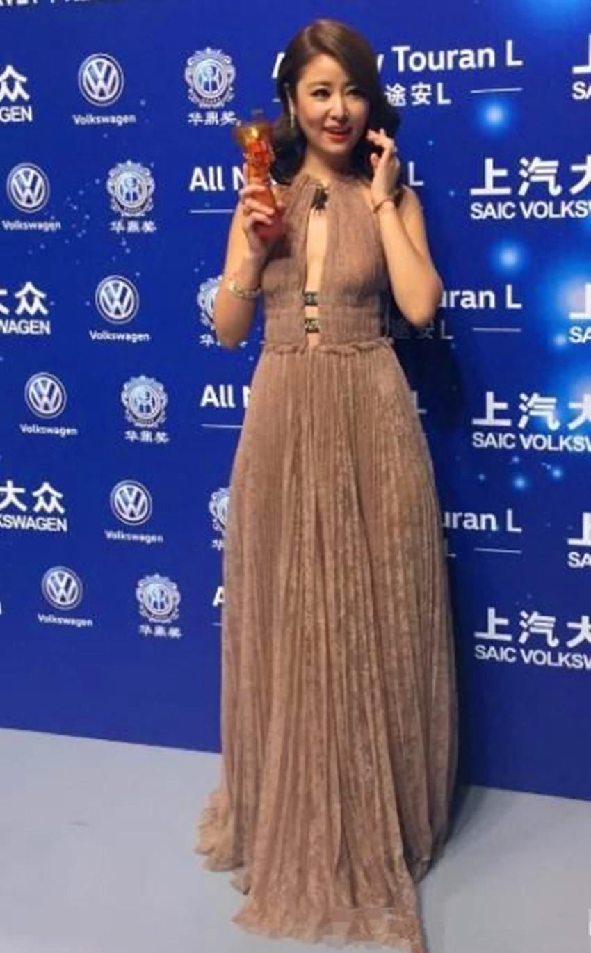 马伊琍42岁，林心如也是42岁，两人同穿裸色长裙，画风竟如此尴尬