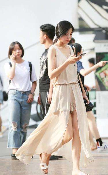 街拍: 美女太多了不知道怎么选了, 网友: 我觉得图7就很有气质