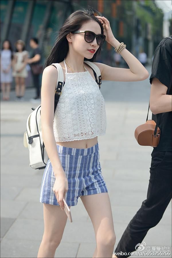 路人街拍，烈日下的行走，最喜欢小姐姐的肚脐装