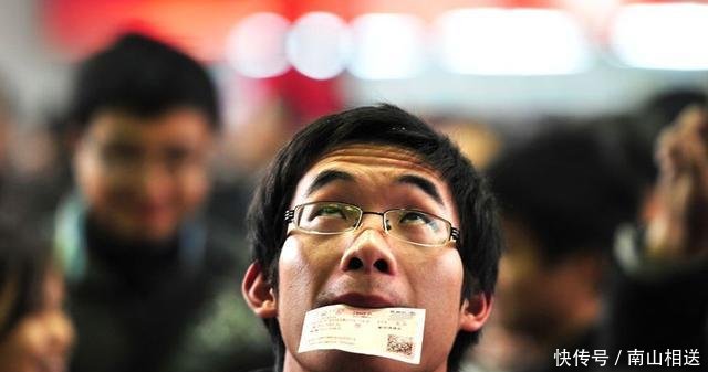 美籍华裔回国过国庆节，一到老家就愣了悔不当初！