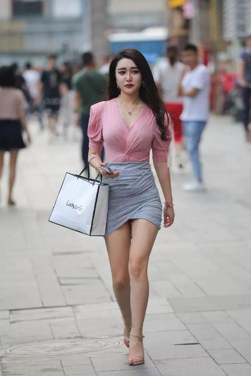 东莞街拍：明艳动人的性感美女，笑起来的样子真好看