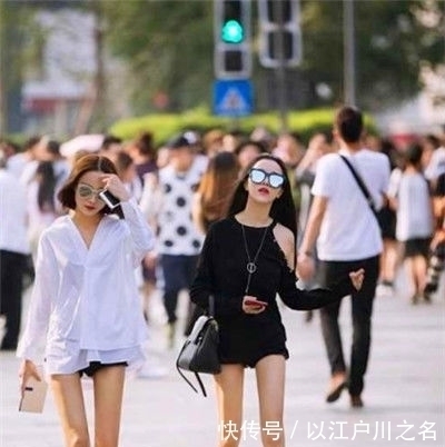  珊珊：街拍无论是黑白配，还是一身黑色，两位小姐姐步履轻盈，珊珊作响