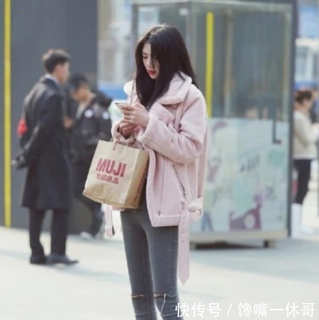 优雅|街拍:瑰姿艳逸的小姐姐,一条灰色的连衣裙,时尚优雅魅力气质