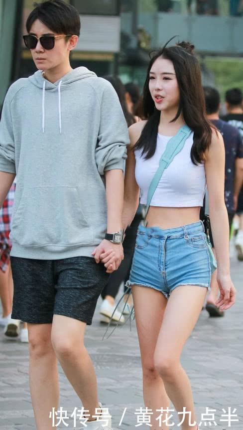 展现|清纯小姐姐与男友逛街, 牛仔短裤大秀筷子腿, 身上的一点伤痕让人看了心痛