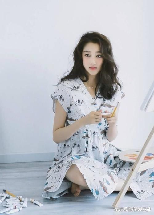 关晓彤发福就算了，“奶奶鞋”也来凑热闹，显胖又没气质！