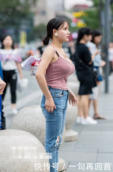 街拍：图五美女穿超短裤，衬衫不系扣“露”出肚脐眼，真是随性！