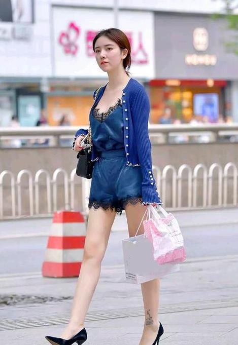  『短袖』街拍：软玉温香的美女，一件白色短袖配清爽纱裙，时尚清新气质