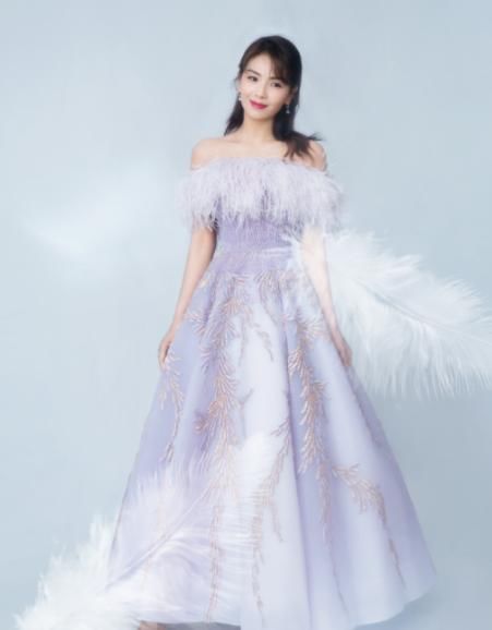  『女性来说』41岁刘涛穿衣好前卫，管前不管后秀美背，“职场女郎”成时尚女王