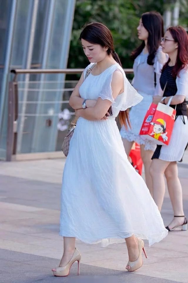难道夏天只有紧身裤才能显露出好身材么，这样一件雪纺连衣裙大秀