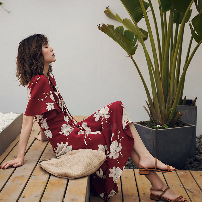 不用过分的装饰也能时尚，一条修身连衣裙，尽显温文尔雅的女人味