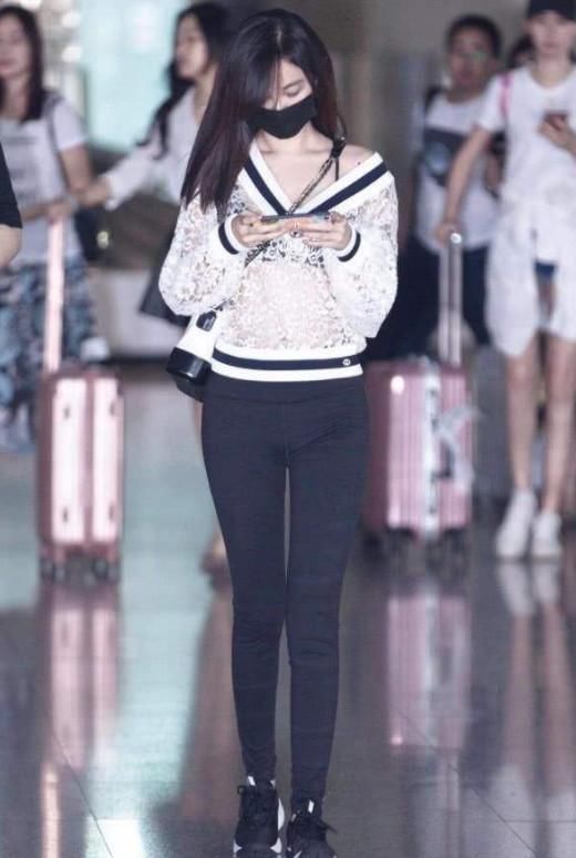 李菲儿真的太敢穿了，机场私服女人味十足，开扣裤子设计最是大胆