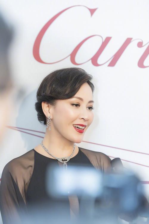 刘嘉玲穿连衣短裙现身,大长腿不输小花旦,网友:52岁也疯狂