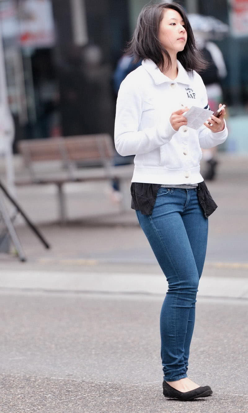 紧身牛仔裤的小姐姐虽然不花哨,但是穿在身上却很性感