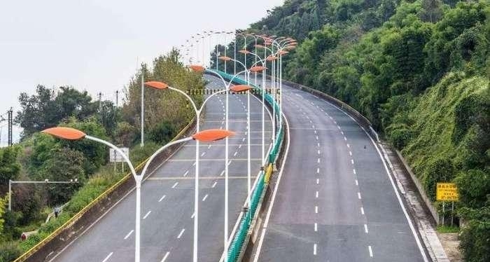 中国最“赚钱”的公路，花费7.8亿，年收入28亿，车辆络绎不绝