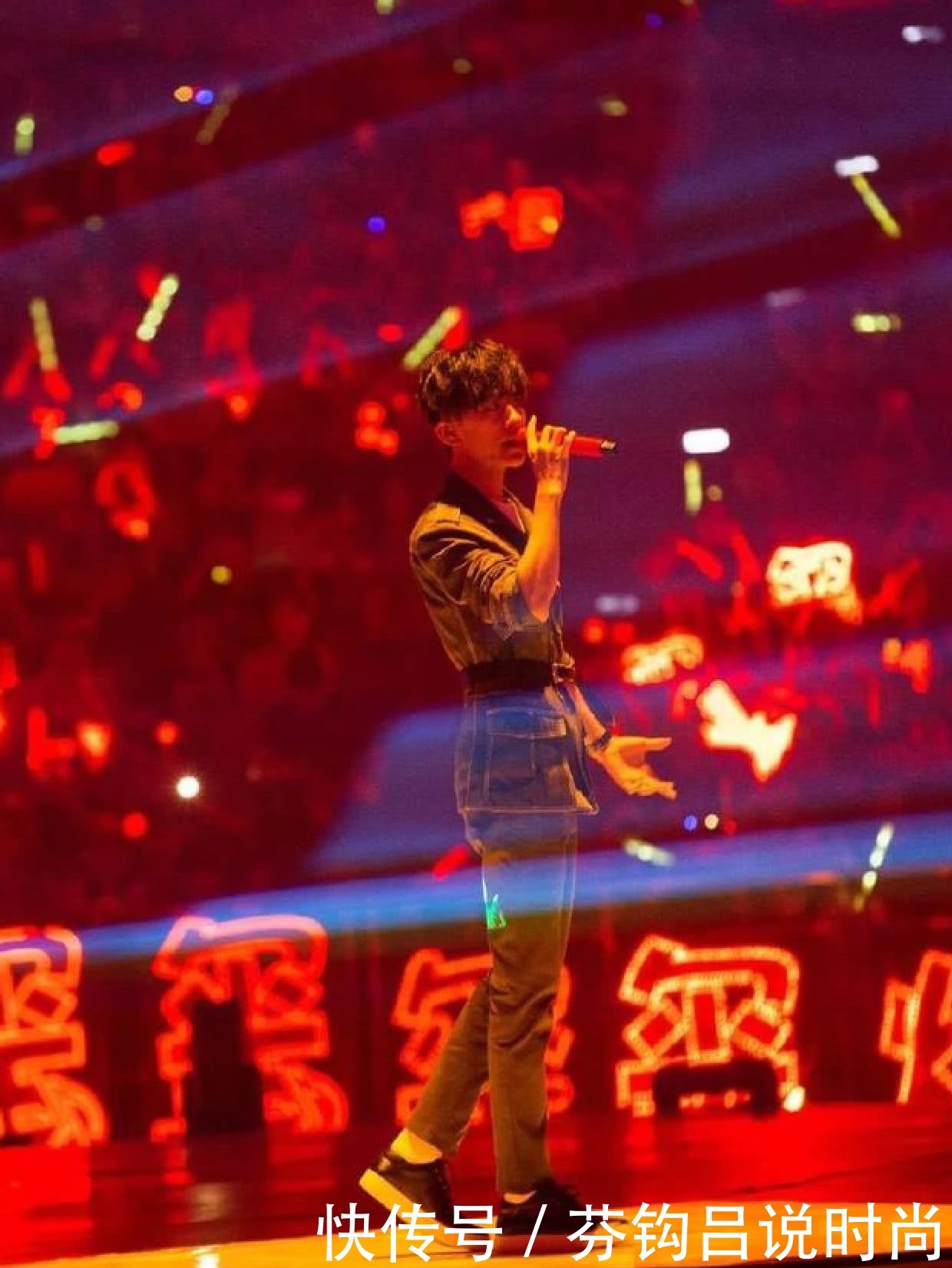 TFBOYS全员换发型，易烊千玺彩色小辫太雷人，王源发色成谜