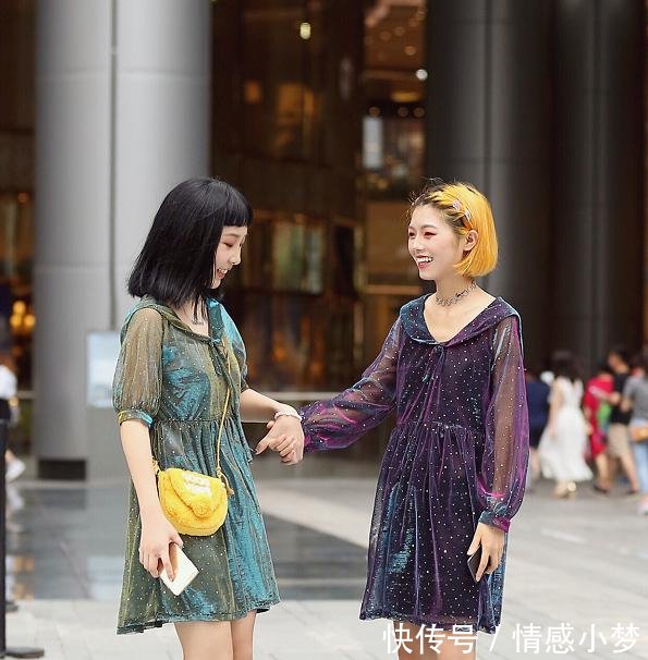 街拍图四三角形热裤“露”大腿,尽显“饱满”身材,太有魅力!