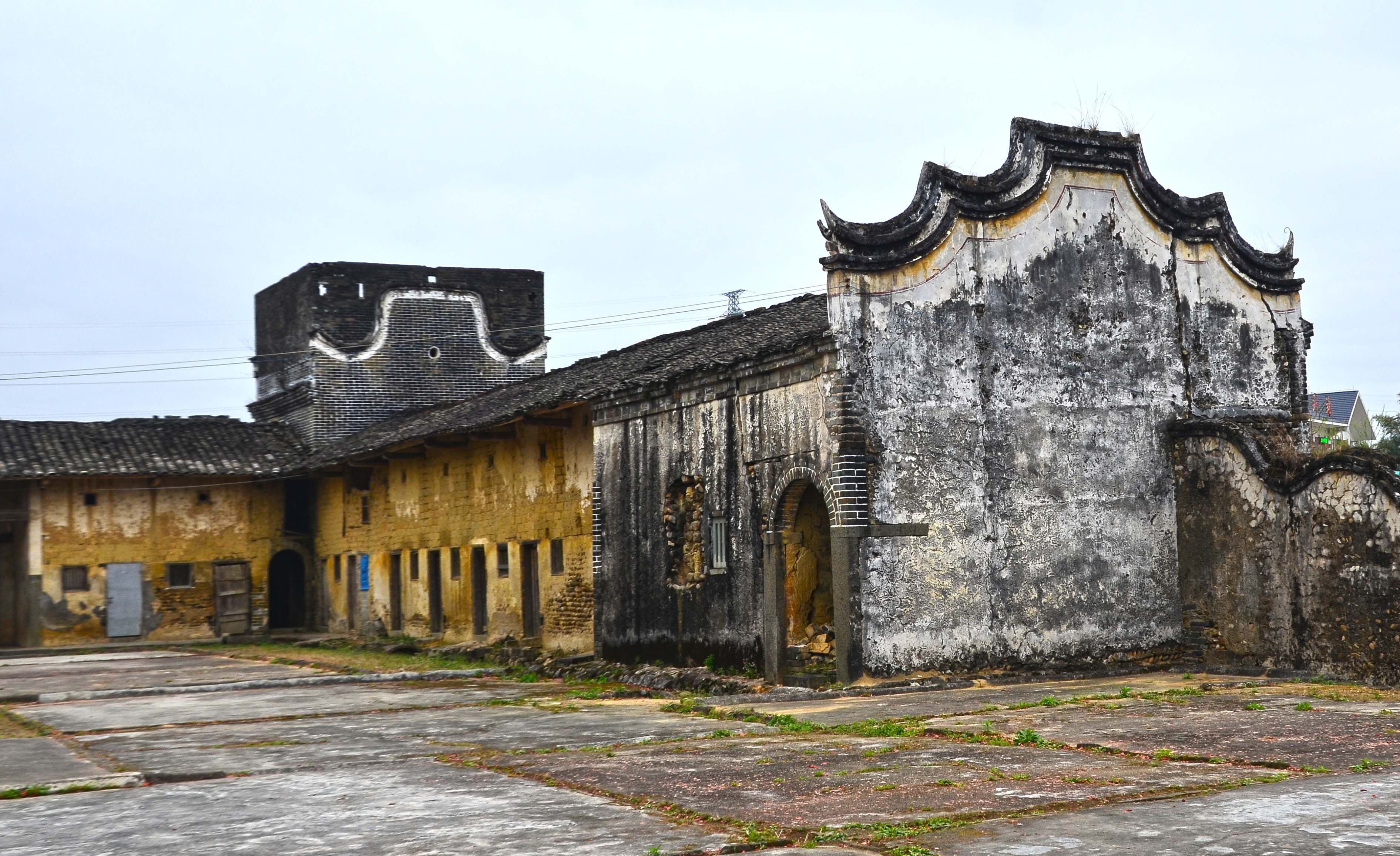 广东105国道旁，有一栋古朴的百年老屋，相传花158年历四代方建成