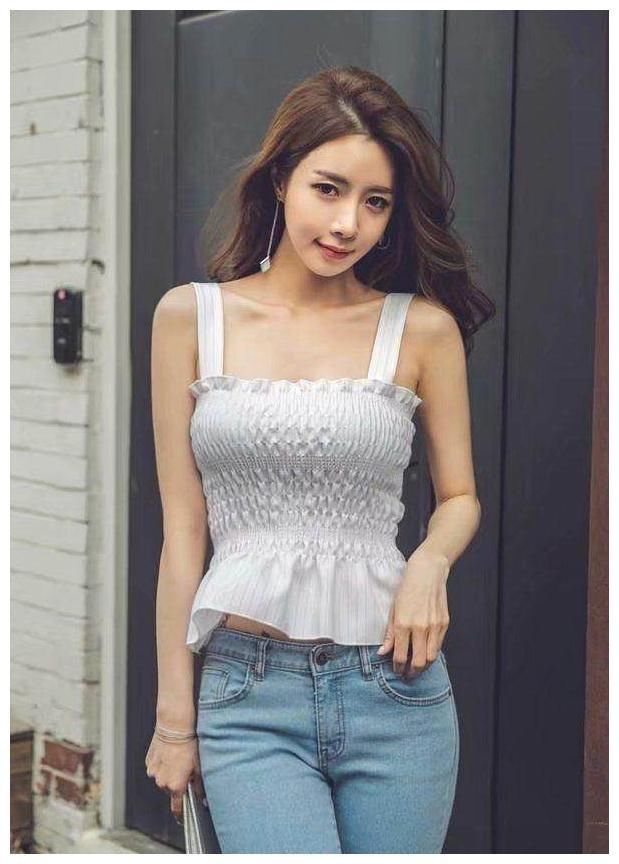 街拍：图1吊带长裙，图2吊带连衣裙，图3身材傲人！