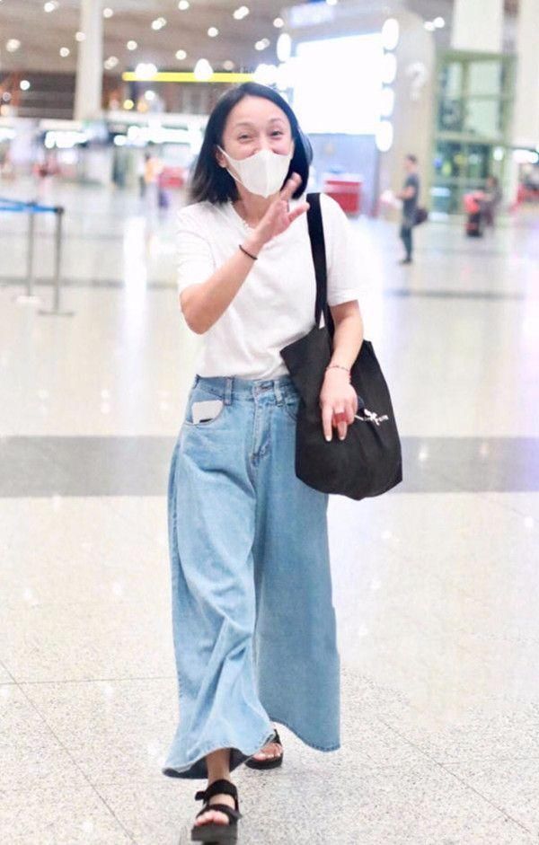 休闲凉鞋硬是穿成增高鞋，周迅为了显高，也不管好不好看了!