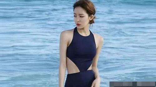 (泳装系列)沙滩上身穿泳衣的小姐姐!身材性感!惹人心动!