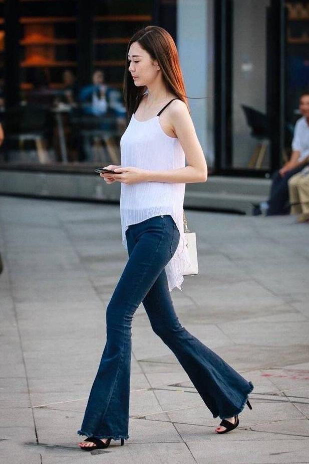 街拍：美女虽不是曲线身材，但胜在高挑人也漂亮，也很有感觉