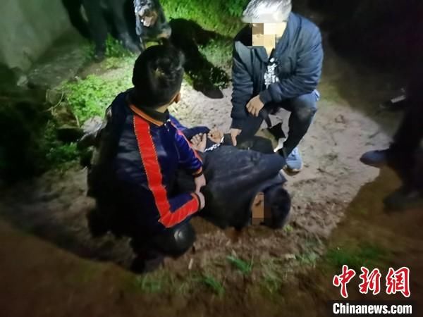  #脱逃#四川绵阳一在押人员脱逃后拒捕 鸣枪示警无效警方开枪将其击伤并抓获