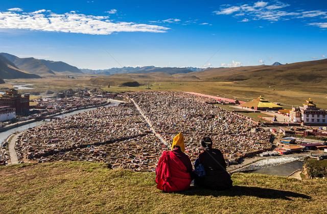 四川最苦寒的寺庙,僧人们住在“盒子”里,11月开始要闭关修行