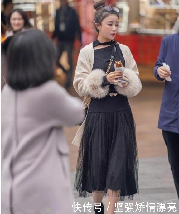  美女|街拍：身材凹凸有致的美女，一身素色的穿搭魅力十足