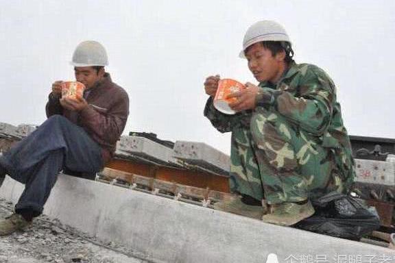 怪象：过去给钱就干活的农民工，现在日薪400都难找，咋回事？