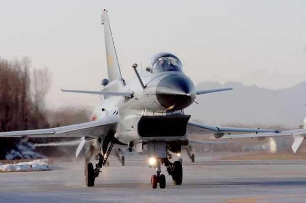 中国空军移植歼20技术 四代机也能打F22?