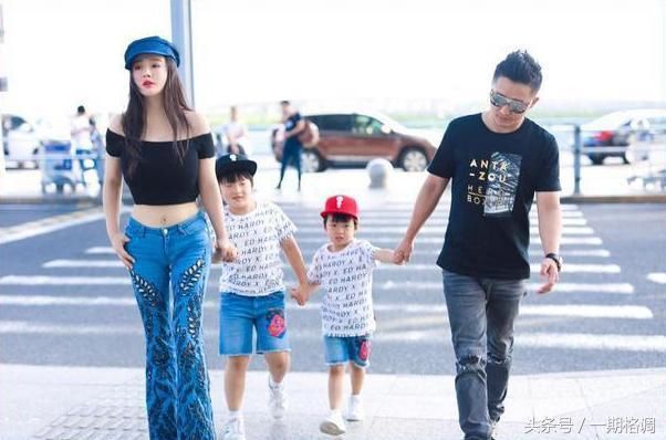 冉莹颖火辣露脐,牛仔裤开几十个破洞,网友:还戴肚脐钉,艳俗!