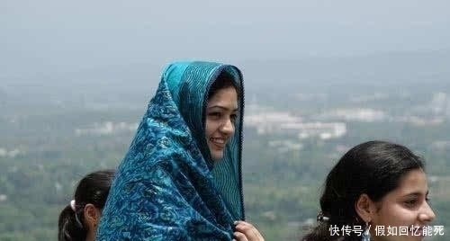 巴铁美女们来中国重庆旅游,却躲着不敢出门,直言：你们不热吗！