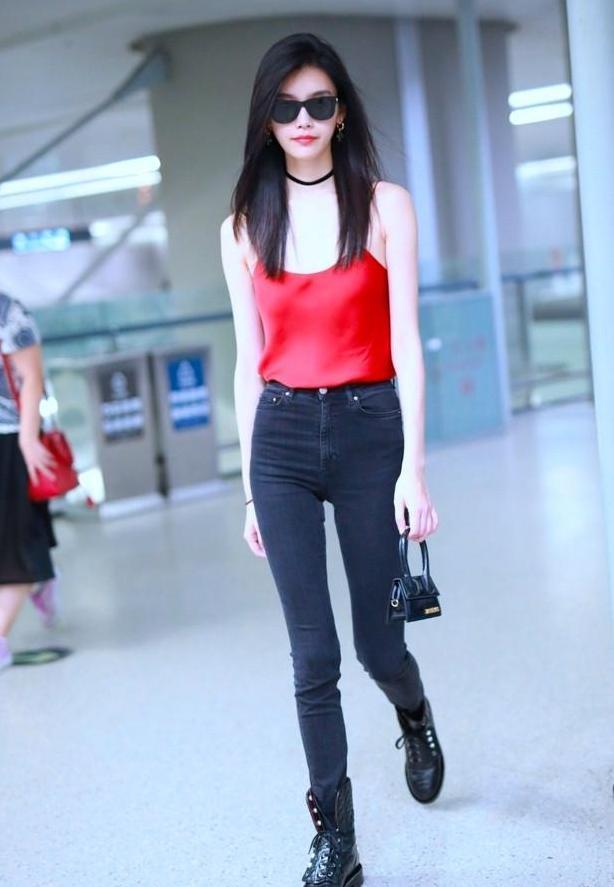 奚梦瑶真敢穿, 大红色吊带衫一点儿不低调, 网友: 换双鞋可好?