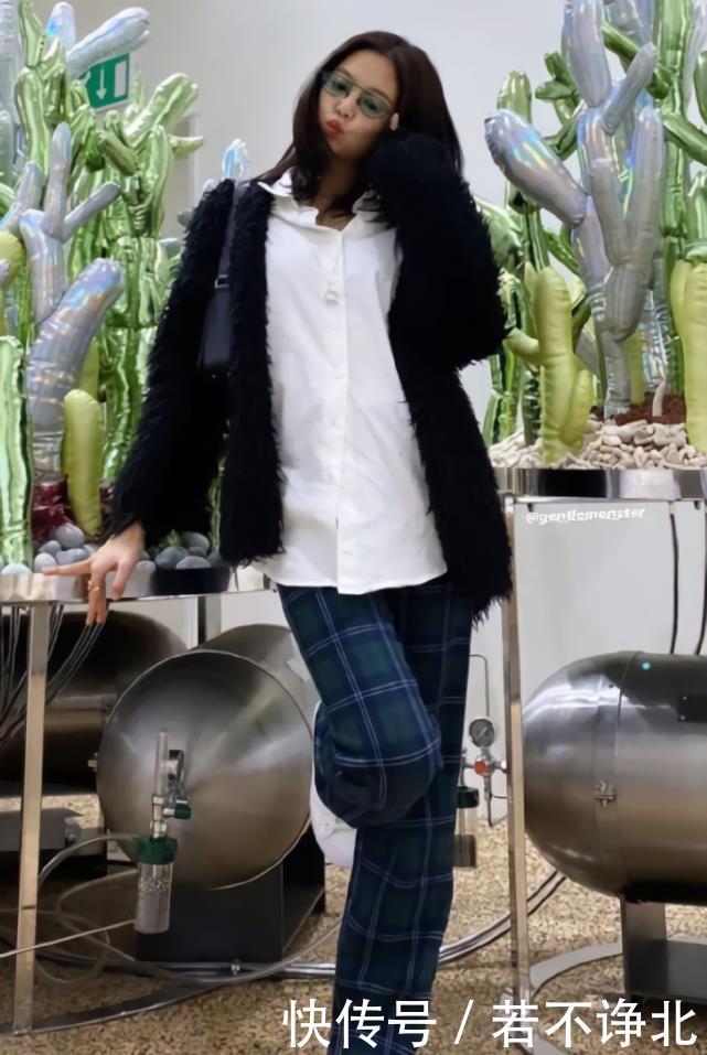  『球鞋』穿什么高跟鞋，难道Jennie的球鞋不香吗？