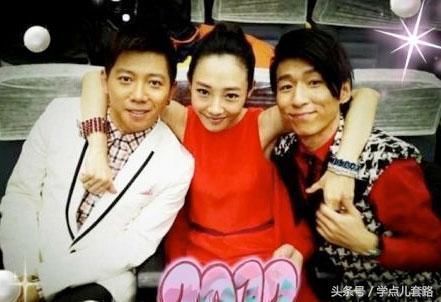 白百何登台献唱，裙子都快开到腰上了，反正就是好看