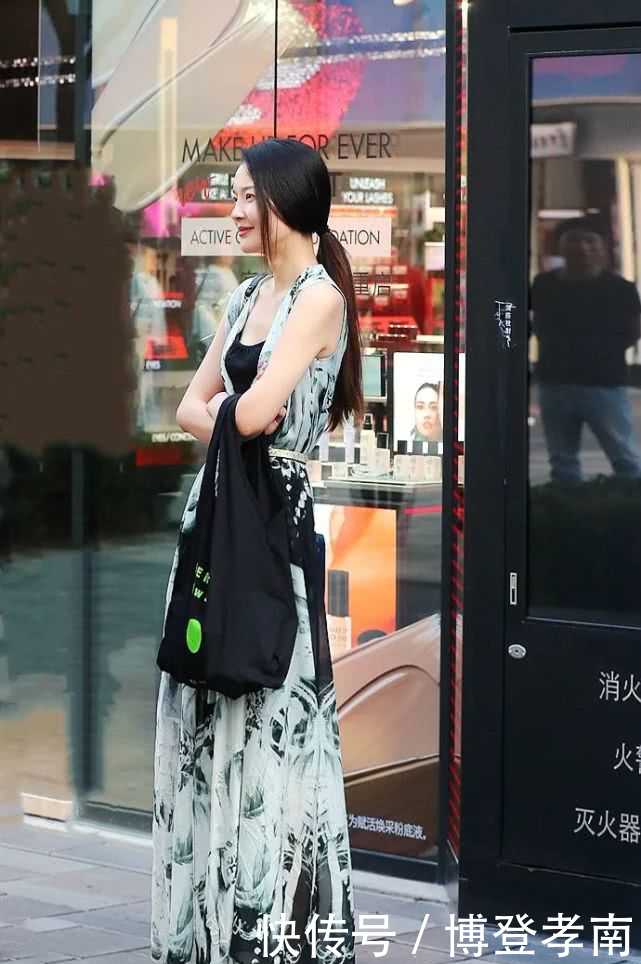 【美女】街拍:美女,穿出修长的感觉就很好