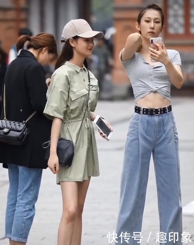 着不一样:大长腿女孩总是很任性,裤子比矮个子闺蜜长3倍,意外腿一样长!
