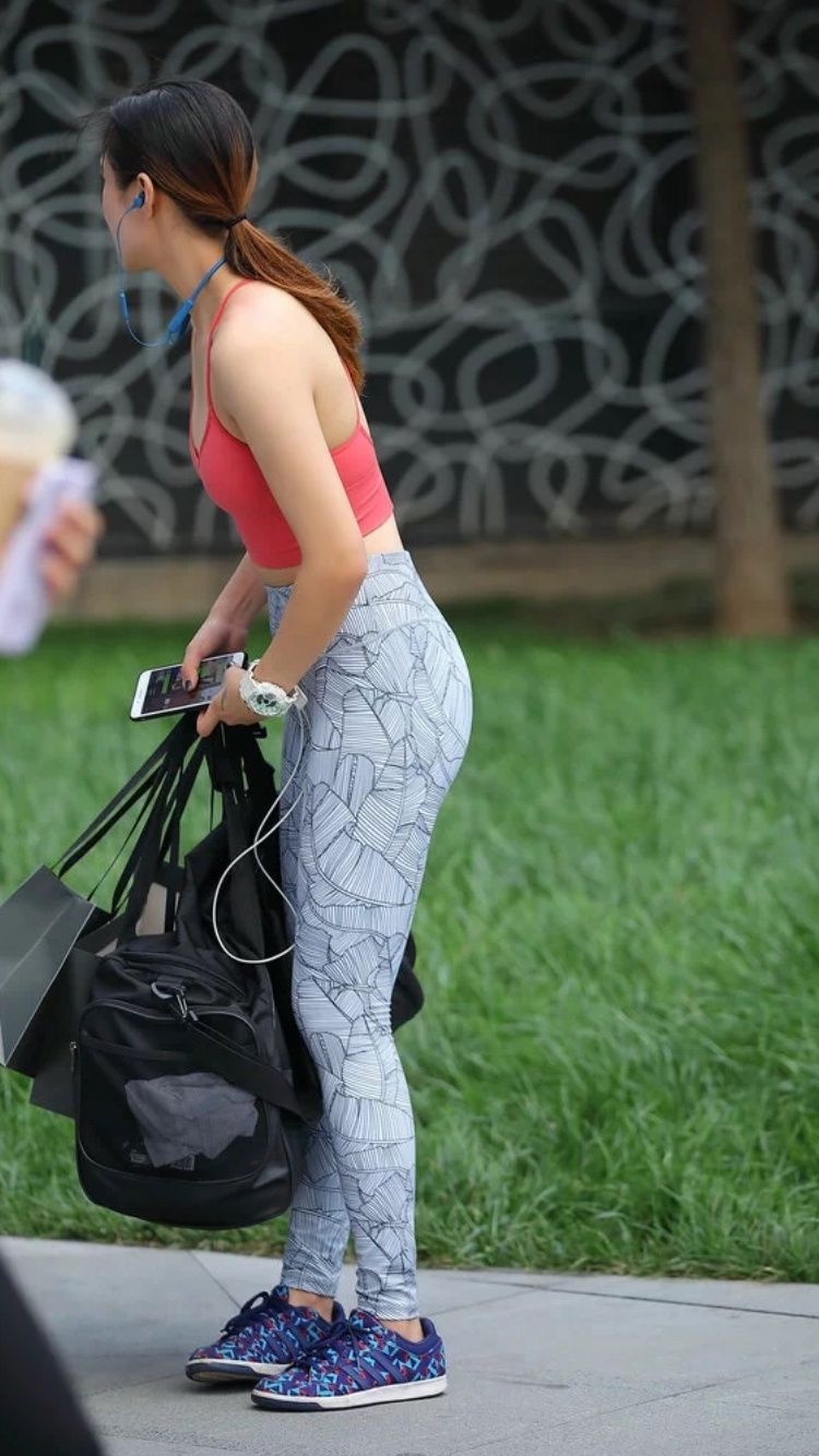 性感街拍丨姐姐的身材和颜值都是都超赞，紧身裤真给力!