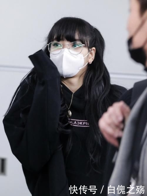 「设计上」Lisa还真是让人心动呢!纯黑色休闲服装穿搭,看上去攻气十足
