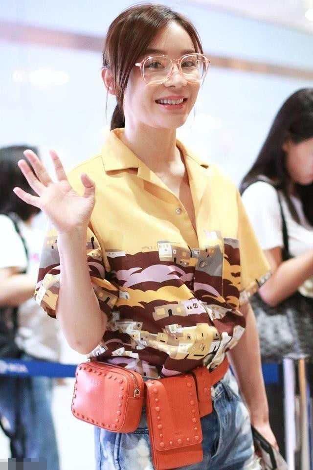 袁珊珊穿短裤欲秀腿，却被吐槽大小腿一样粗