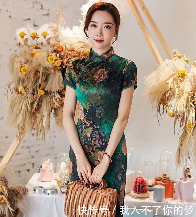  时光■女人要穿得惊艳时光，今春建议这件“旗袍”，优雅又贵气！