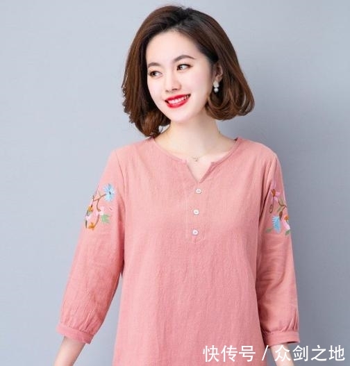  『主流』连衣裙不流行了！今年主流：砖红衫+烟管裤，胖的瘦的穿都好洋气