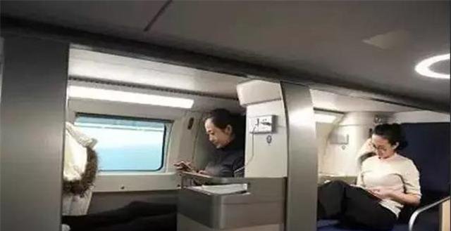 中国高铁再创辉煌，双层卧铺高铁通行了，旅客表示像住宾馆