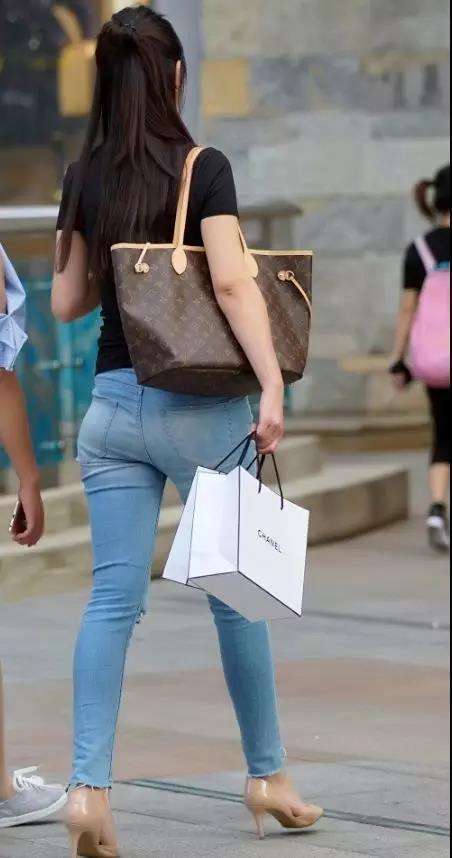 街拍: 长相清秀气质淑女穿牛仔长裤的性感美女