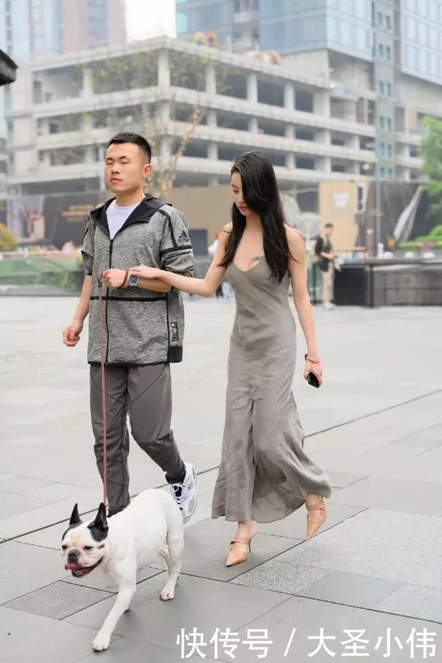 『时尚』美女街拍:高跟鞋搭配牛仔短裤,让每一个女生都显得青春又充满活力