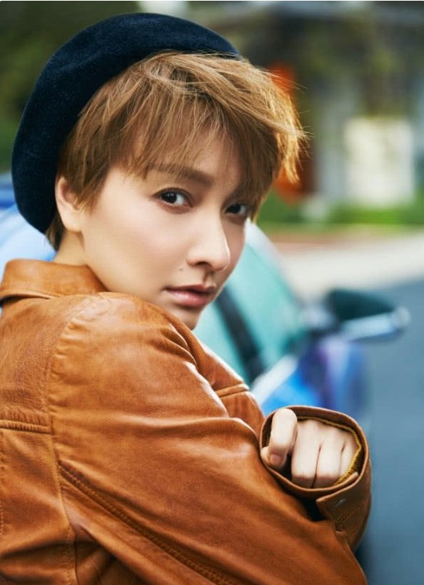 吴昕一身黄衣，上演复古路线，是个酷帅的小姐姐没错啦