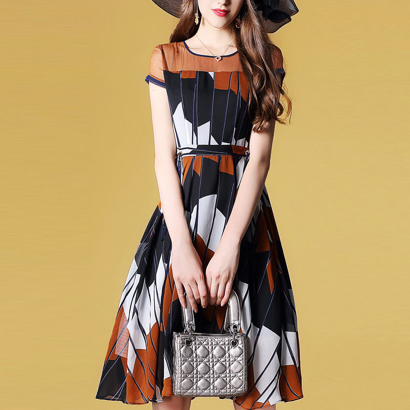 这条雪纺连衣裙真好看，老公看得都移不开眼了，很适合70后女人